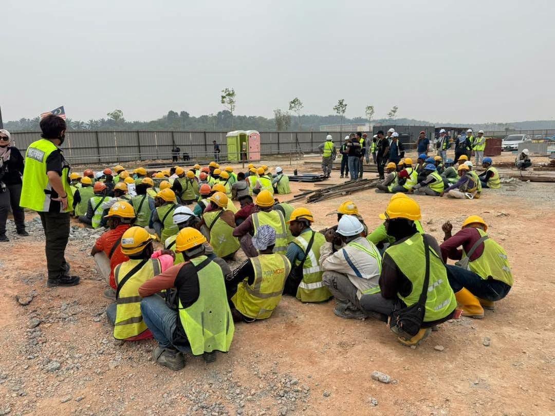 Sebahagian daripada warga asing yang ditahan menerusi operasi penguatkuasaan di sebuah tapak pembinaan hangar, bay gudang serta fasiliti pengujian enjin kapal terbang yang terletak berhampiran sebuah pusat sukan permotoran bertaraf antarabangsa di Sepang, semalam.