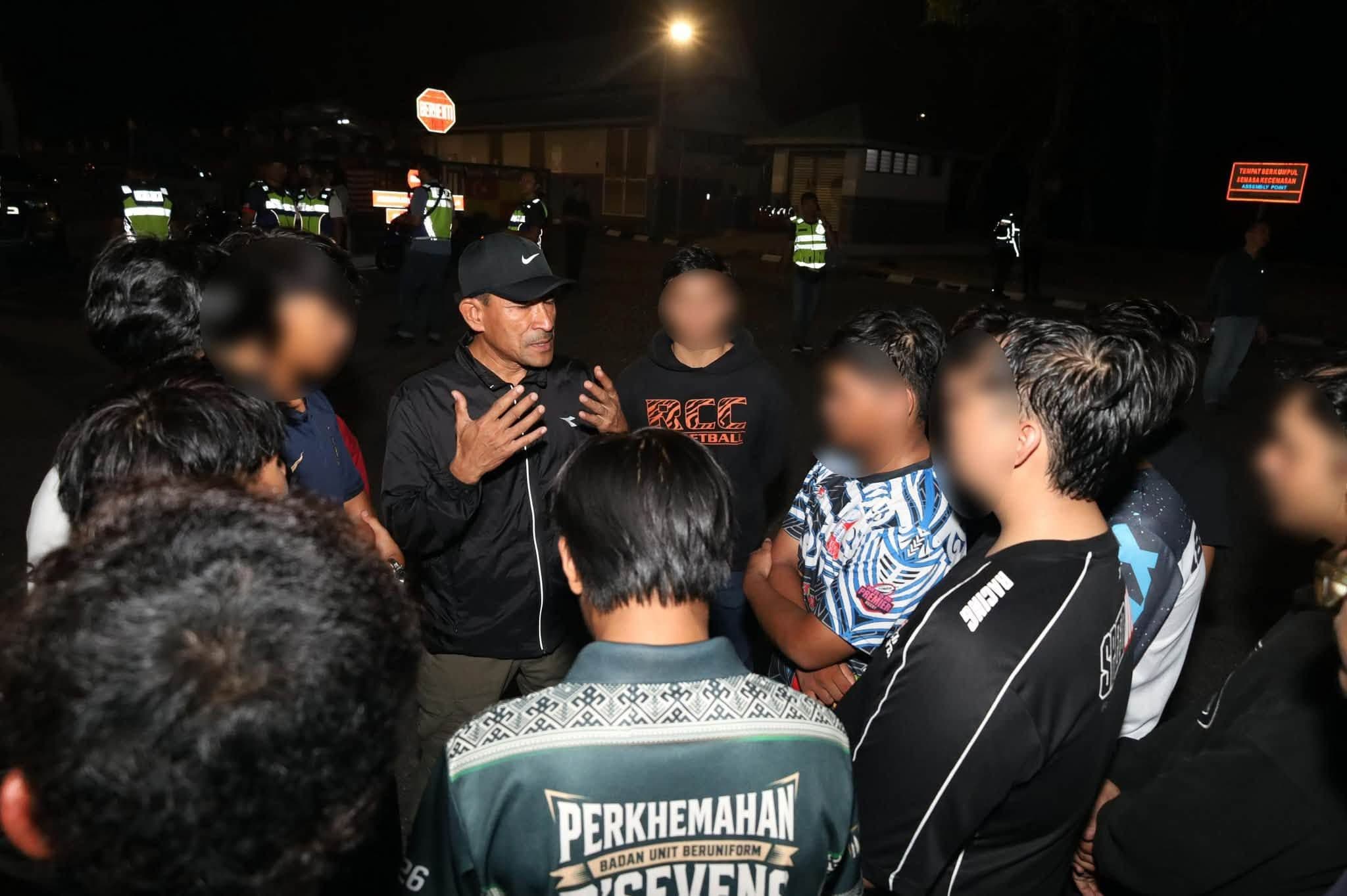 Mohd Zaini Abu Hassan berdepan dengan mereka yang diperiksa dalam Operasi Tutup Samseng Jalanan. - Gambar IPK Selangor.