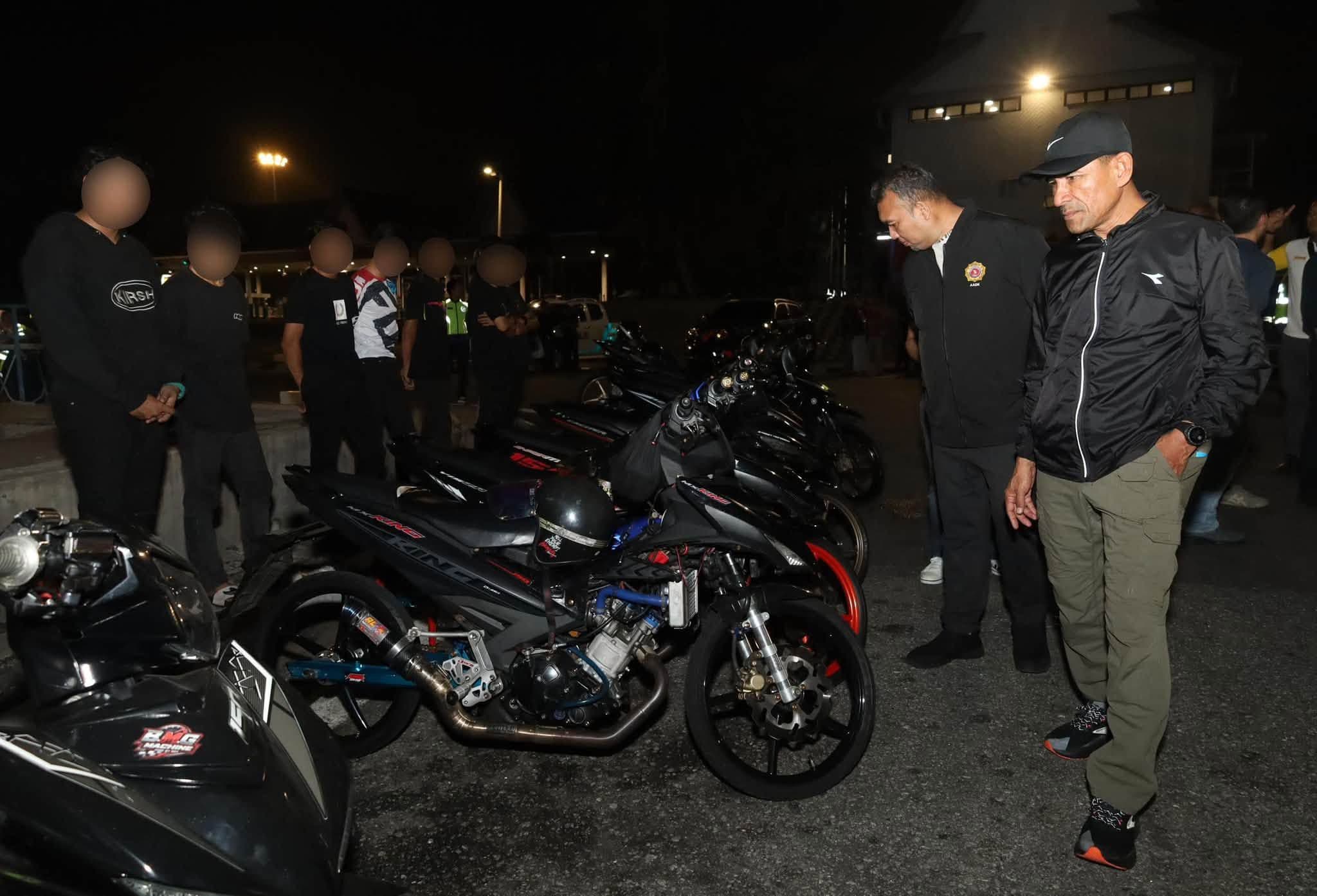 Antara mereka yang diperiksa dalam operasi. - Gambar IPK Selangor