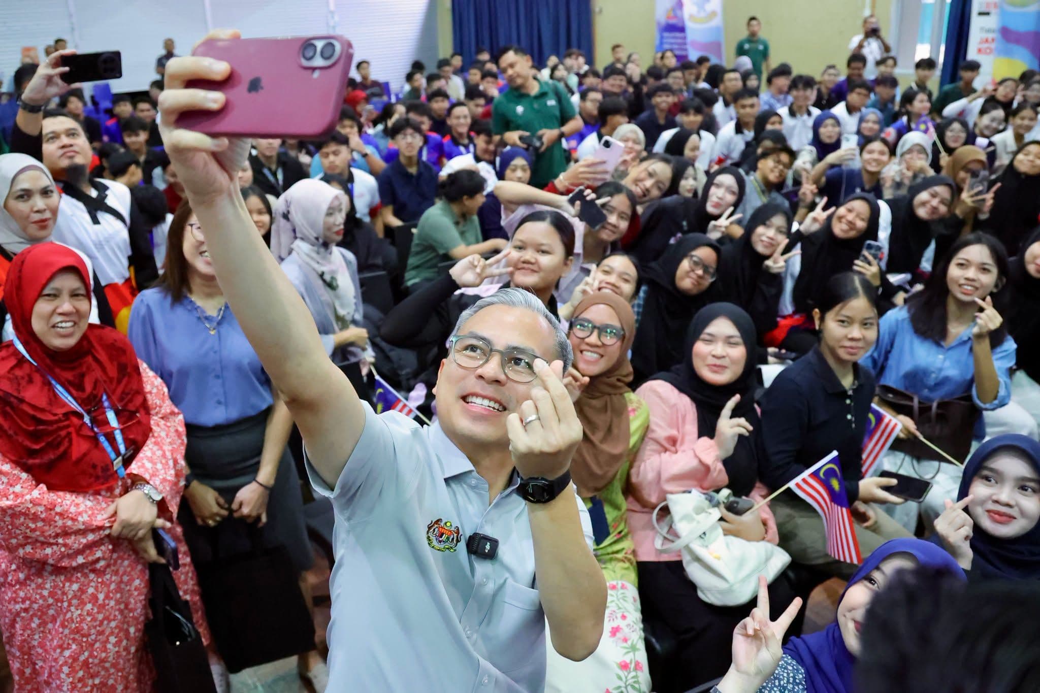 Fahmi Fadzil bergambar kenangan bersama pelajar di Politeknik Kuching, Sarawak dalam Program Jiwa@Komuniti sempena Hari Kebangsaan dan Hari Malaysia 2026. - Gambar Facebook Fahmi Fadzil