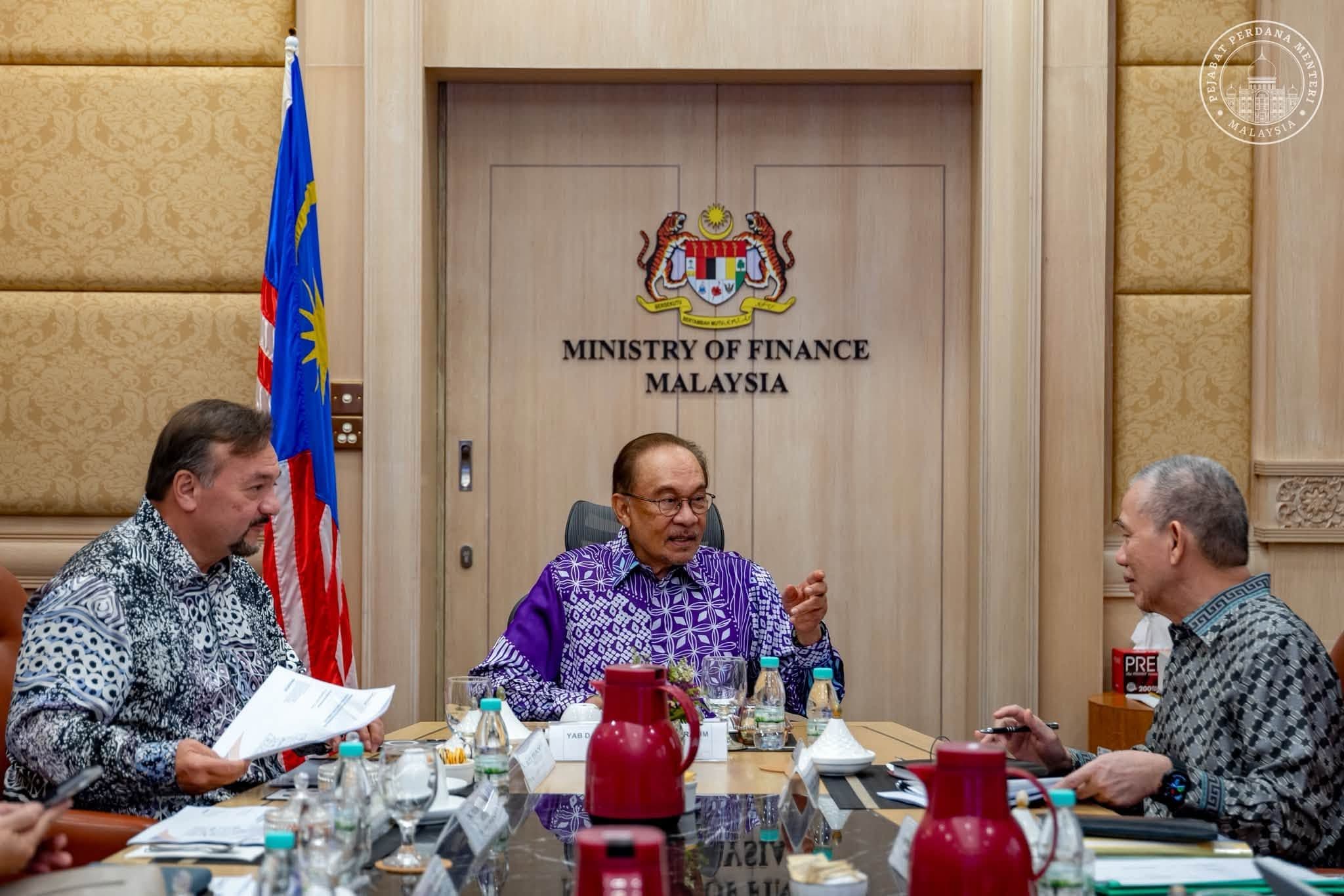 Anwar Ibrahim bersama Fadillah Yusof dan Amir Hamzah Azizan dalam mesyuarat khas berkaitan kos elektrik. - Facebook Anwar Ibrahim