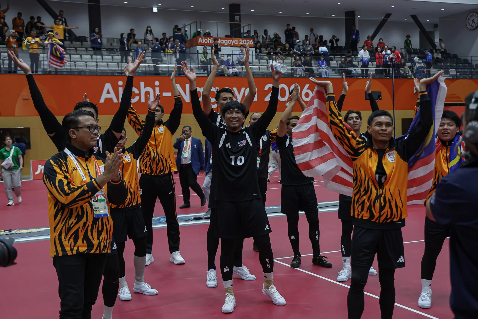 Malaysia menewaskan Thailand dalam aksi final regu berpasukan.