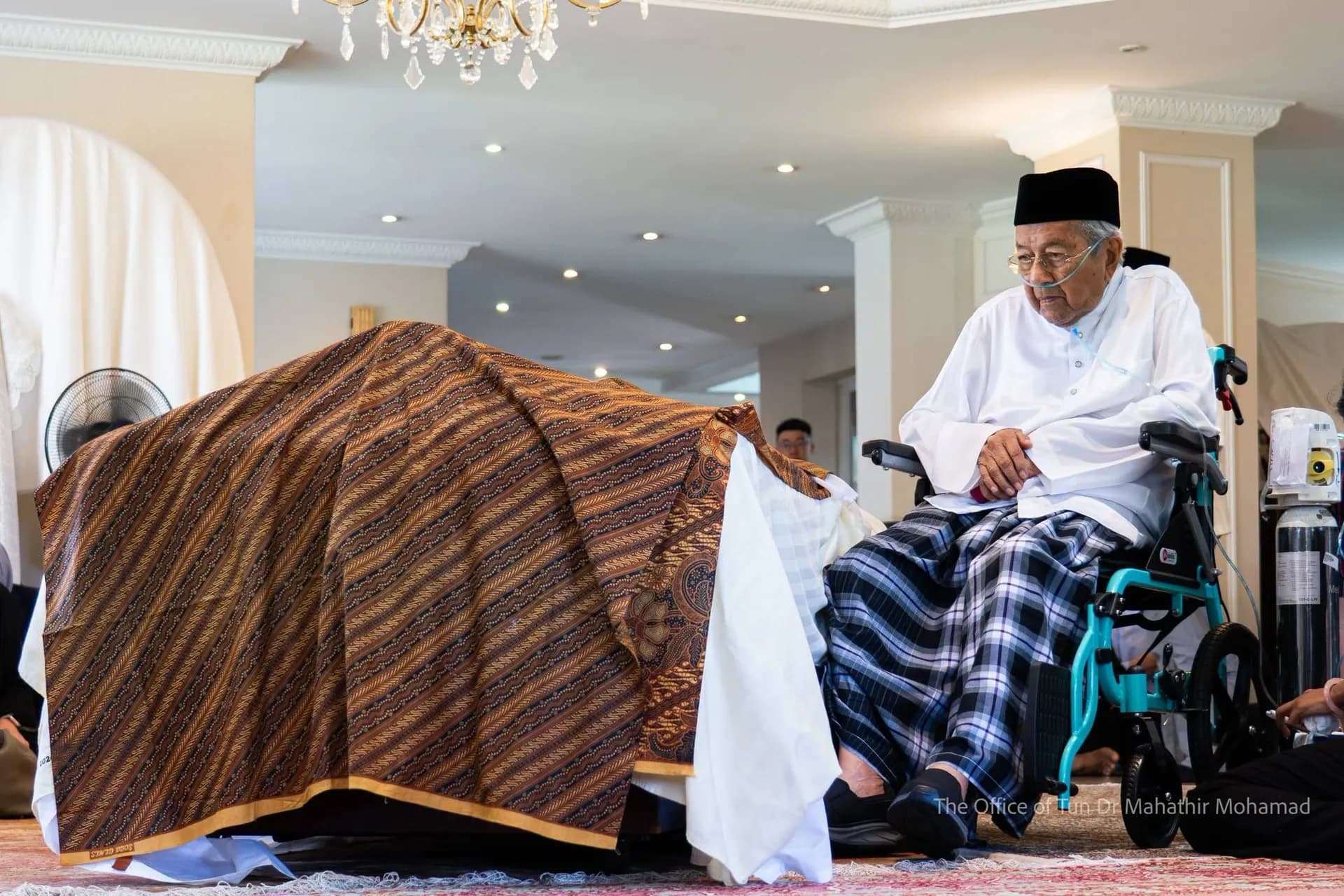 Kesedihan Tun dr. Mahathir Mohamad ketika pemergian Tun Dr. Hasmah Mohamad Ali.