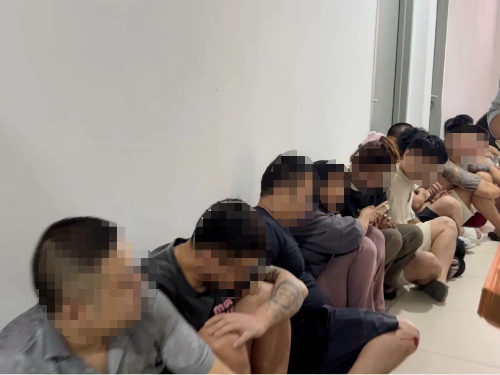 Antara warga asing yang ditahan di sebuah resort terbiar di Sungai Lembing, Pahang.