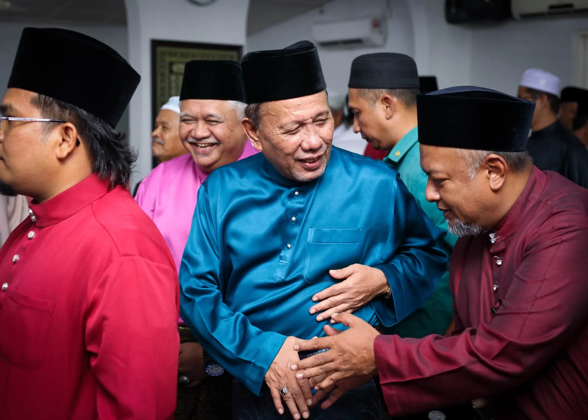 Menteri Besar Negeri Sembilan, Datuk Seri Ismail Lasim bersalaman dengan jemaah hadir menunaikan solat Jumaat di Masjid Kariah Beting, Kuala Pilah.