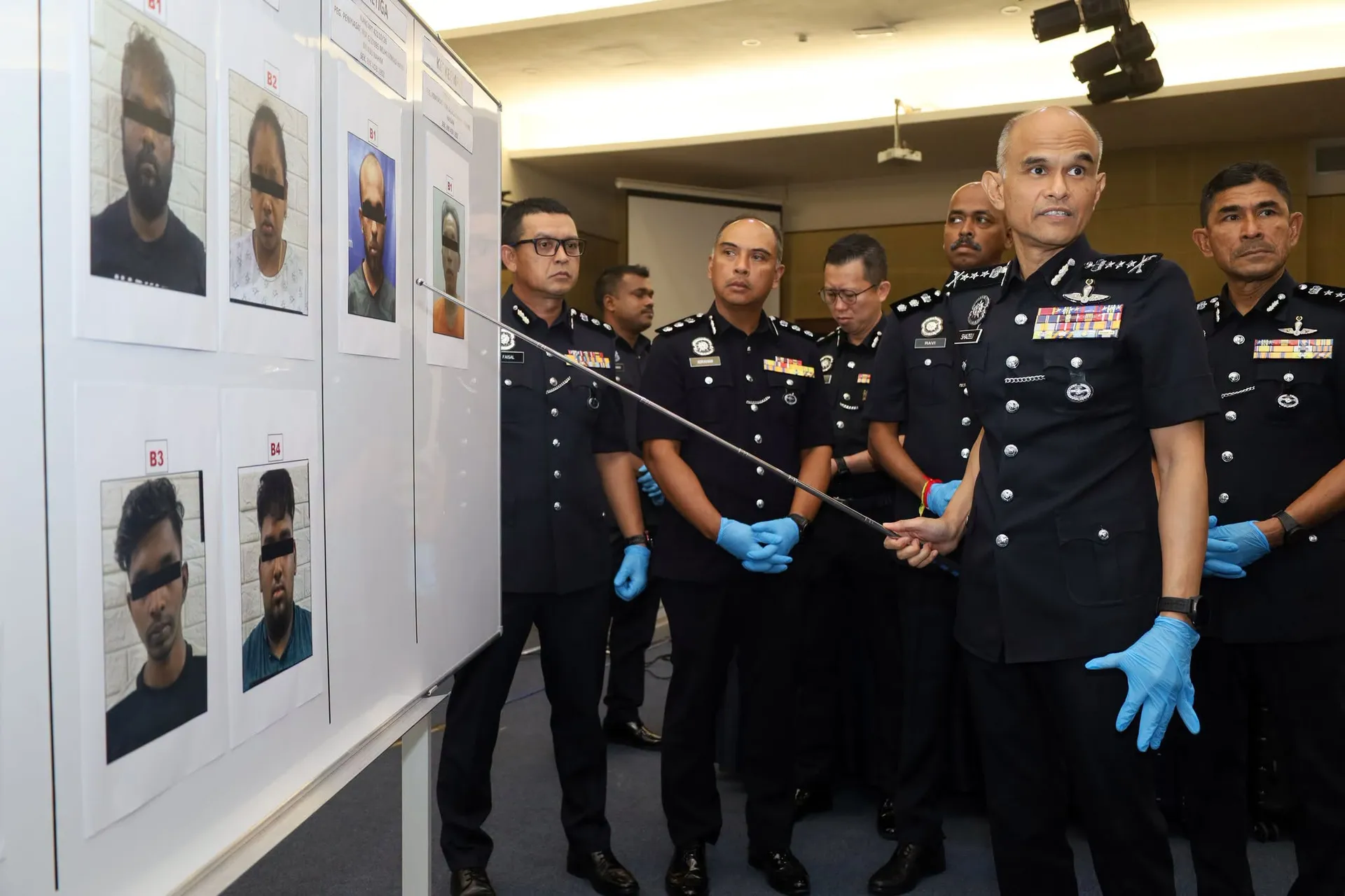 Ketua Polis Selangor, Datuk Shazeli Kahar menunjukkan suspek yang ditahan dalam serbuan di lima lokasi di sekitar Selangor.