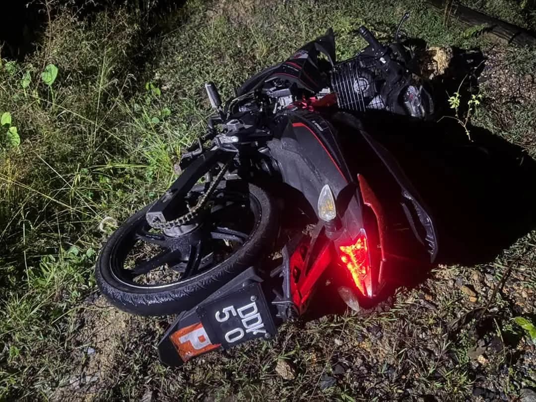 Keadaan motosikal mangsa selepas merempuh seekor lembu dalam kejadian di Kilometer 11, Jalan Gua Musang-Kuala Krai, malam tadi.