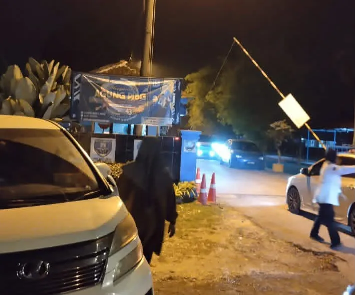 Kawasan depan pintu masuk sekolah dikawal ketat.