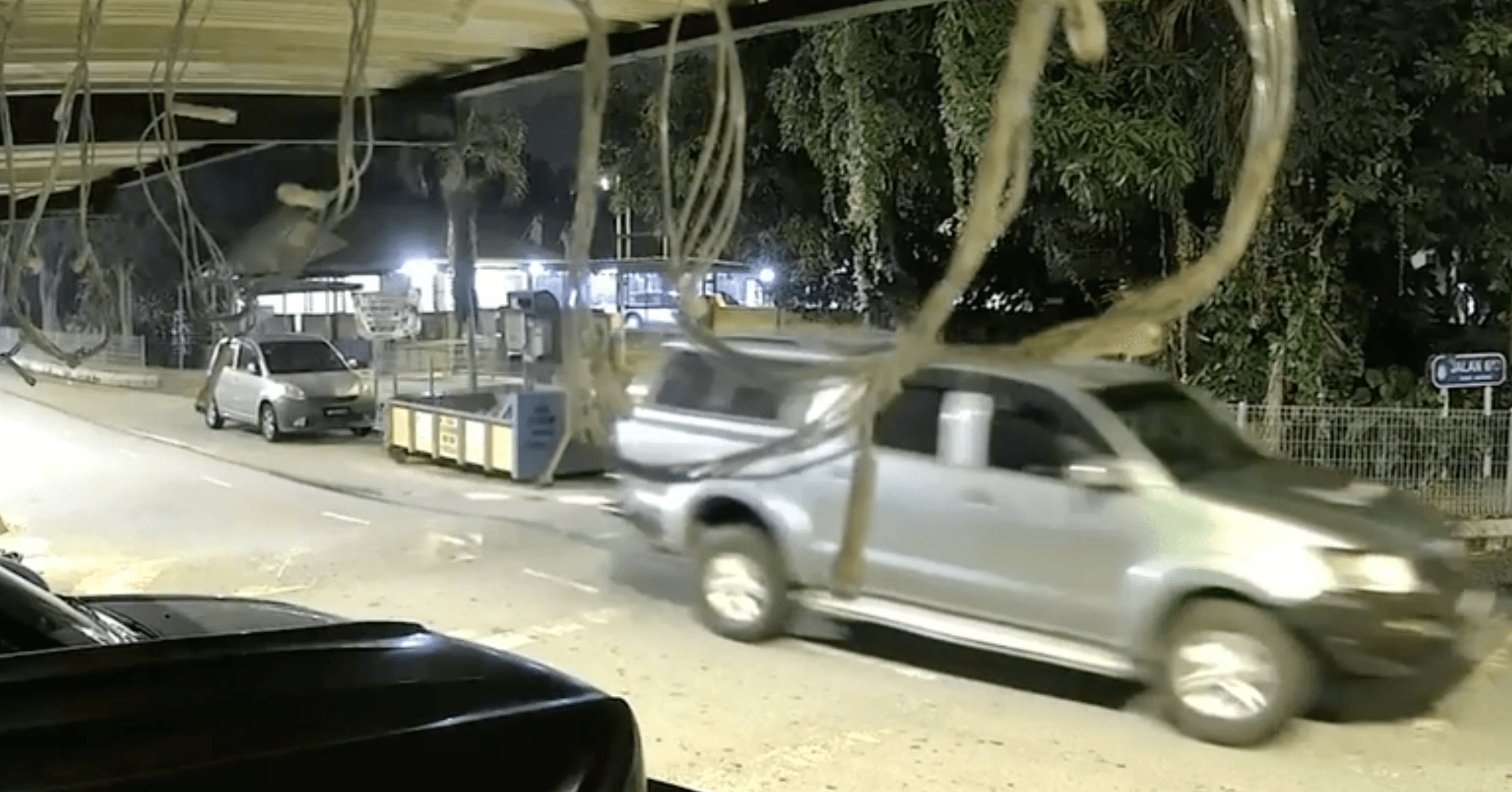 Tangkap layar daripada video yang tular di media sosial mengenai kejadian mencuri kabel.