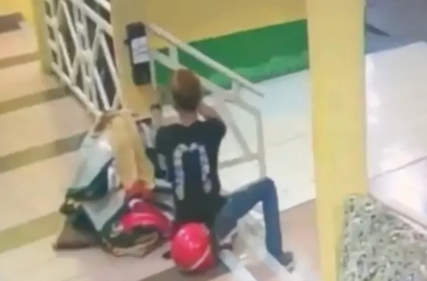 Tangkap layar daripada rakaman video menunjukkan salah seorang suspek mengumpil tabung surau.