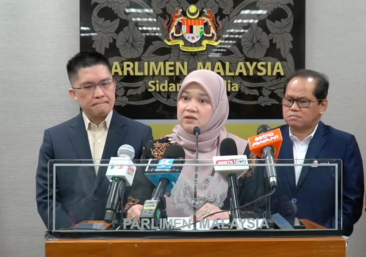 Fadhlina Sidek ketika sidang media di Parlimen.
