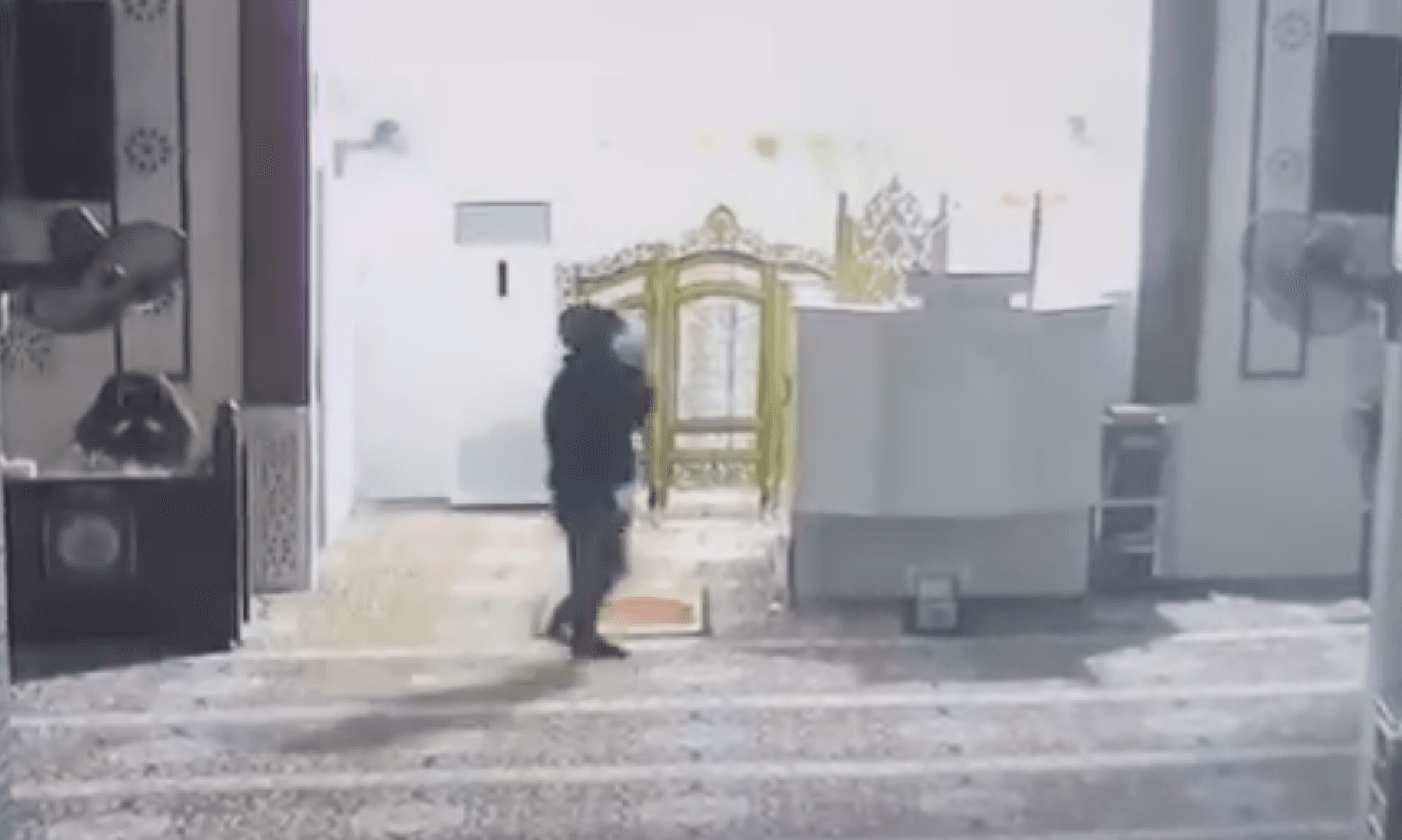 Tangkap layar daripada rakaman CCTV menunjukkan perbuatan khianat seorang lelaki menuang cecair berbau kurang menyenangkan di ruang solat.