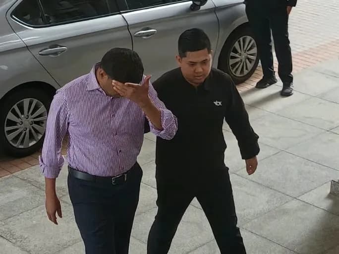 Pengurus syarikat sebuah agensi direman kerana disyaki mengemukakan dokumen mengandungi butir matan palsu bagi mendapatkan pengurangan cukai bernilai kira-kira RM200 juta.