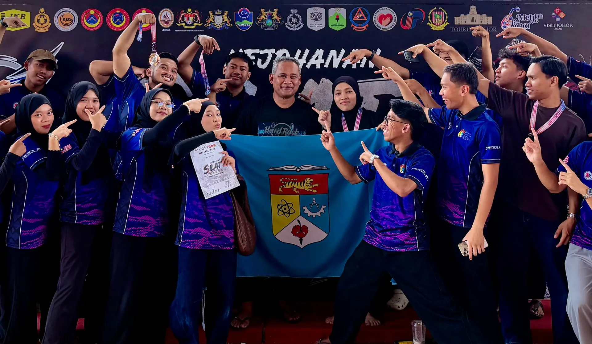 “Pasukan Pencak Silat UKM beraksi dalam Kejohanan Pencak Silat Terbuka Tangkak sebagai medan menguji kemampuan dan meningkatkan prestasi atlet.”