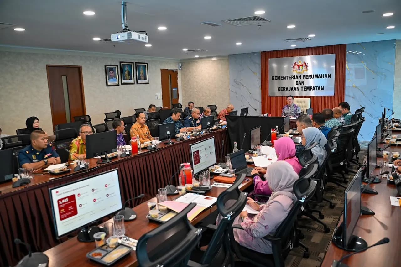 Mesyuarat Kick-Off Penyelarasan Pelan Induk Nasional Kawasan Tumpuan Banjir antara Kementerian Perumahan dan Kerajaan Tempatan (KPKT), Kementerian Sumber Asli dan Kelestarian Alam (NRES) serta Kementerian Peralihan Tenaga dan Transformasi Air (PETRA) di Putrajaya.