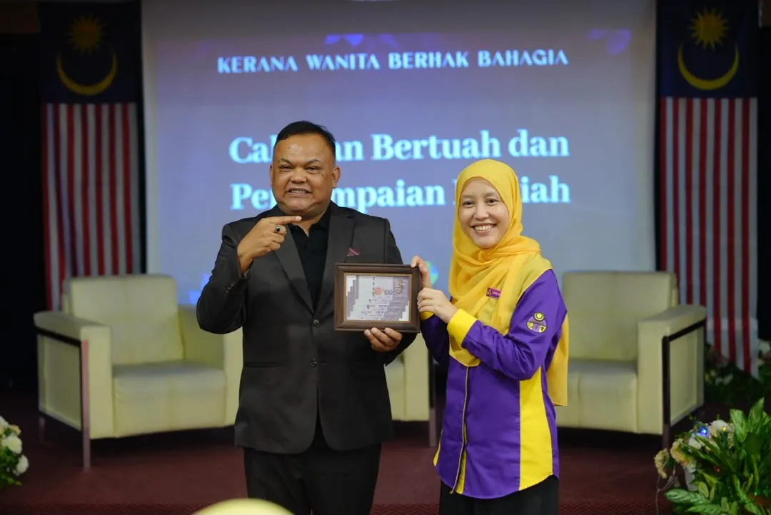 Peserta menerima hadiah cabutan bertuah