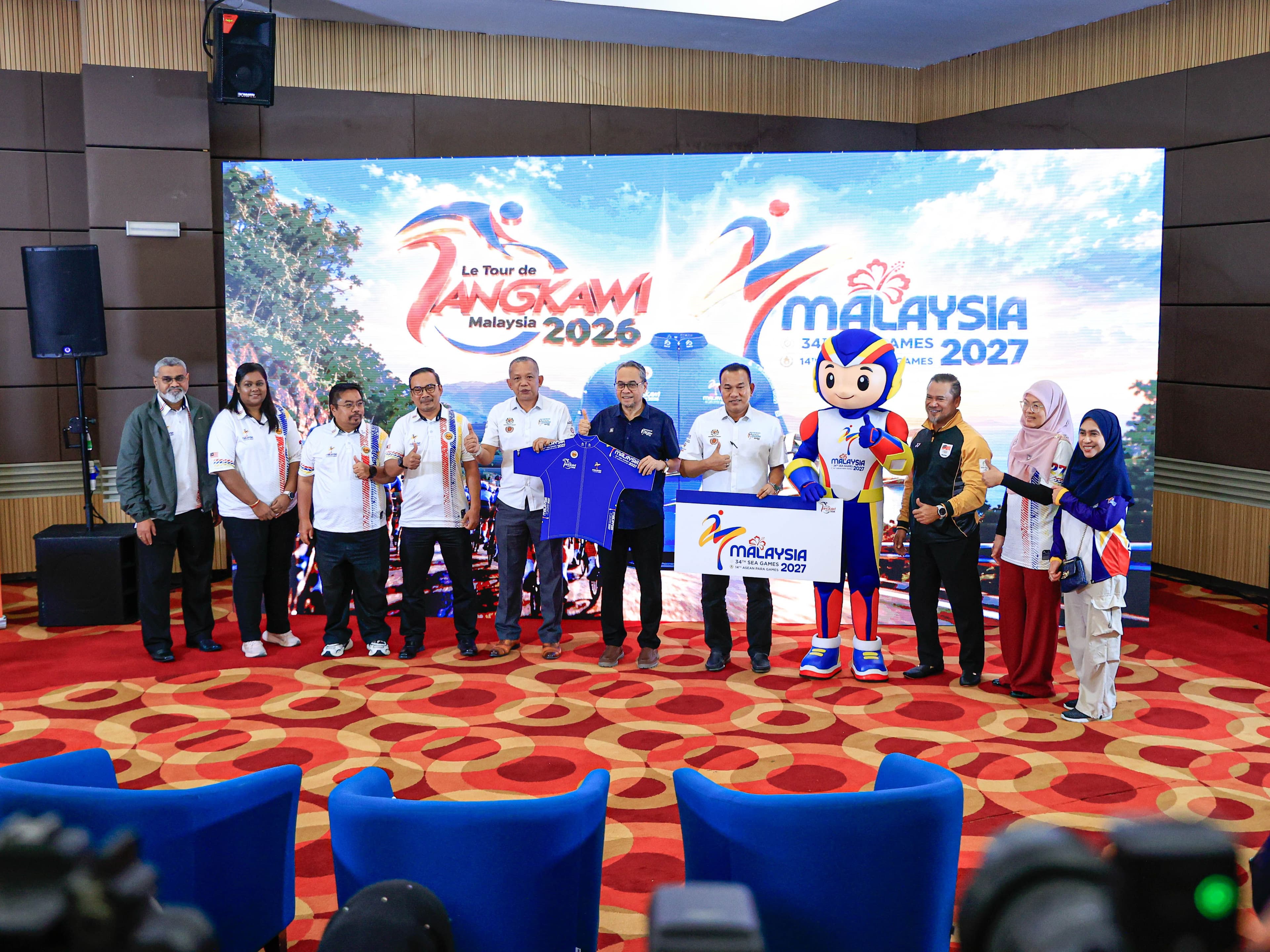 Abdul Rashid Yaakup (lima kiri) memperkenalkan jersi raja pecut ketika bergambar bersama rakan strategik pada majlis sidang media pengumuman rakan strategik Sukan SEA dan Para ASEAN Le Tour De Langkawi di Casa 4 Majlis Sukan Negara.