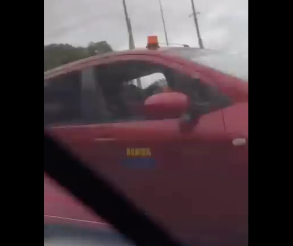 Tangkap layar daripada video yang tular mengenai sebuah kenderaan yang menggunakan tulisan 'Bomba' dan dilengkapi lampu amaran khas (beacon light).