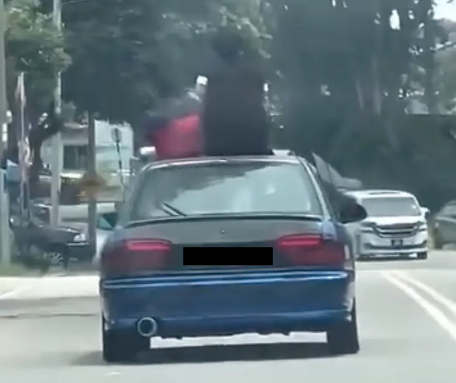 Tindakan membahayakan membawa penumpang duduk di atas bumbung kereta.