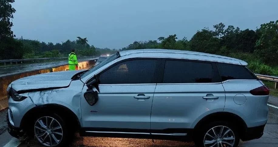 Keadaan SUV yang dinaiki Ahli Parlimen Rantau Panjang, Datuk Siti Zailah Mohd Yusoff, yang terbabit dalam kemalangan di Kilometer 7, Lebuhraya Lingkaran Tengah Utama, petang semalam.