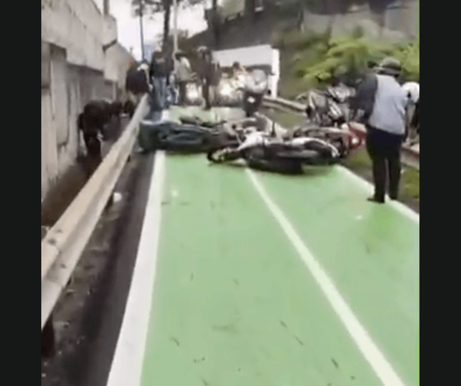 Tangkap layar daripada video media sosial mengenai kejadian motosikal terbabas di laluan hijau.